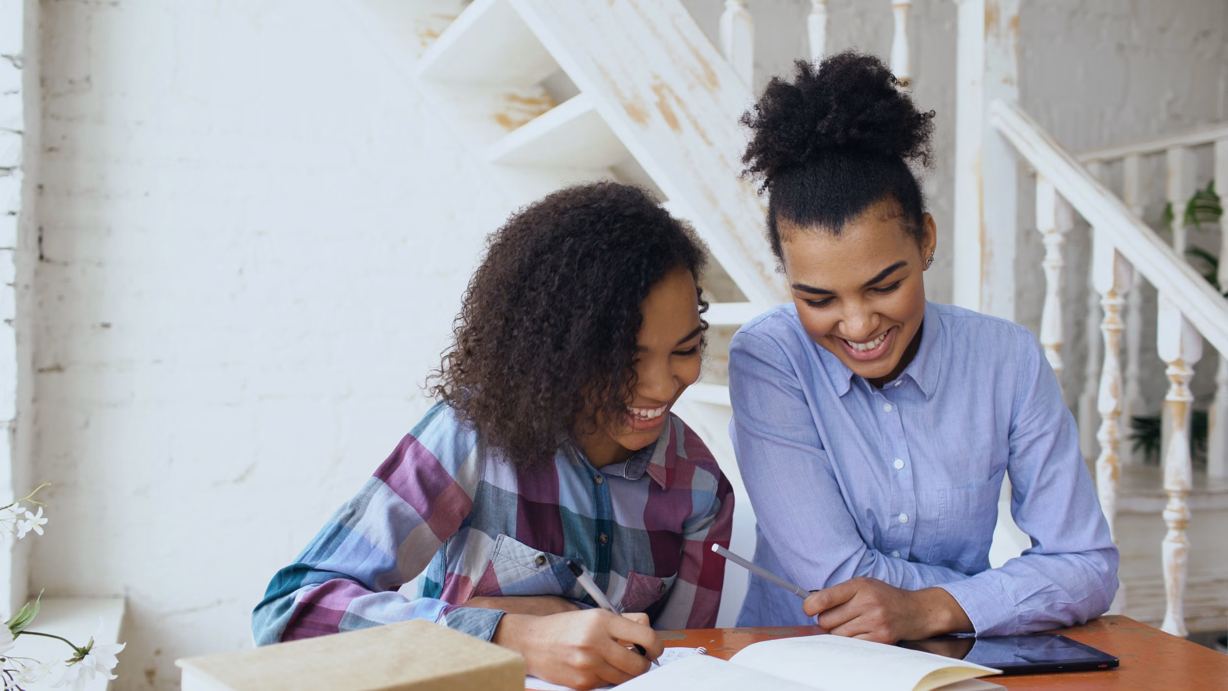 Zwei Studierende lernen gemeinsam zu Hause